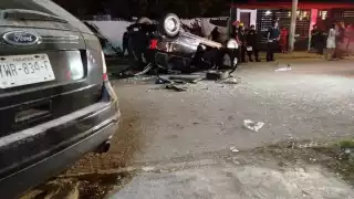 El coche de los involucrados  quedó de cabeza a media calle