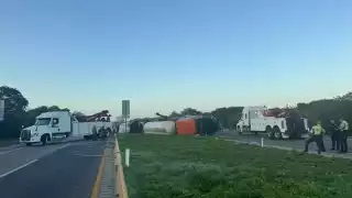 Durante más de tres horas, los bomberos batallaron para controlar la situación y se congestionó la vialidad