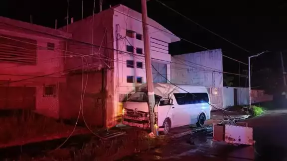 Conductor de van se estrella con poste y deja sin luz a colonias en Chetumal Conductor de van se estrella con poste y deja sin luz a colonias en Chetumal