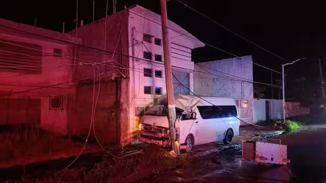 Conductor de van se estrella con poste y deja sin luz a colonias en Chetumal