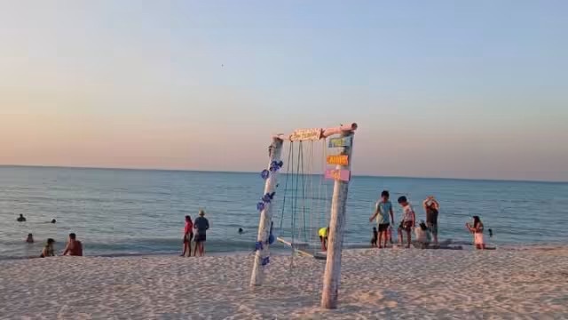 La erosión costera en Sabancuy avanza aceleradamente, afectando viviendas, infraestructura y la carretera federal.