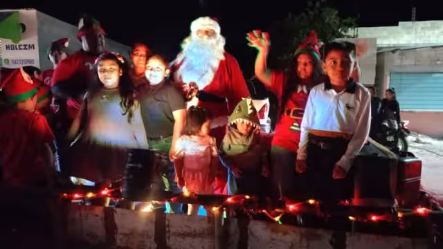 Los pobladores donaron juguetes para que fueran repartidos por Papá Noel entre los menores durante Nochebuena y Navidad para alegrar a los menores.