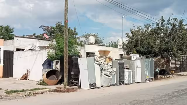 Vecinos de Bella Vista Sur se quejan por decenas de refrigeradores dentro y fuera de un predio