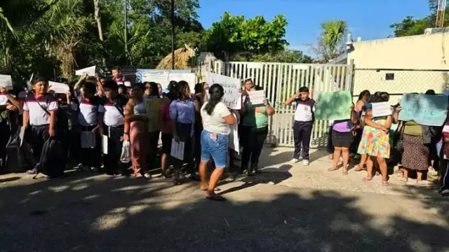 Padres de familia de la telesecundaria de Xcalakoop bloquean entrada del plantel como protesta
