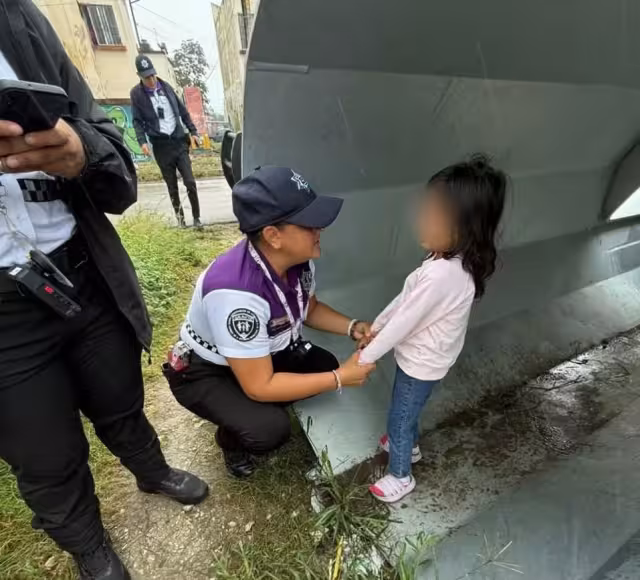 Trabajadores al ver que la niña cruzaba la avenida e ingresó a un poste de luz para no mojarse, llamaron a las autoridades
