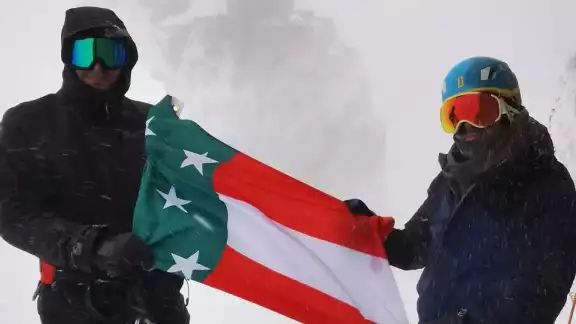 El yucateco ha logrado llevar la bandera del estado a las cimas de al menos dos montañas con elevación considerable