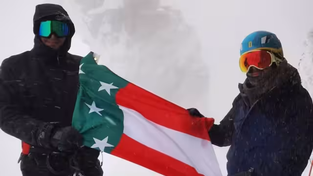 El yucateco ha logrado llevar la bandera del estado a las cimas de al menos dos montañas con elevación considerable