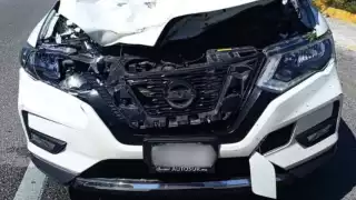 La camioneta involucrada terminó con daños en el cofre al atropellar al hombre