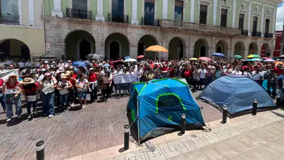 Cientos de maestros mantuvieron su protesta en el Centro de Mérida Cientos de maestros mantuvieron su protesta en el Centro de Mérida