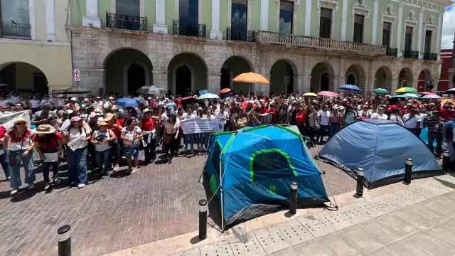 Cientos de maestros mantuvieron su protesta en el Centro de Mérida