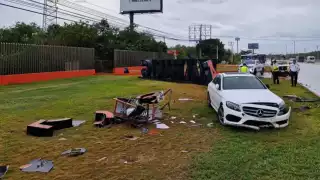 El conductor salió de la unidad, realizó unas llamadas y se dio a la fuga en otro auto particular