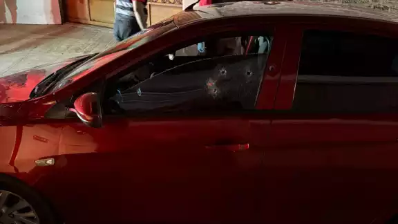 Los impactos de bala se hicieron desde un costado y mataron a la víctima. Los impactos de bala se hicieron desde un costado y mataron a la víctima.