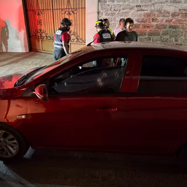 Los impactos de bala se hicieron desde un costado y mataron a la víctima.