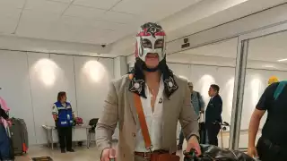 Muchas personas recibieron al luchador, quien firmó autógrafos y convivió con sus seguidores
