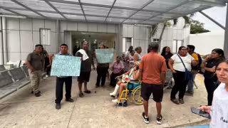 Aproximadamente 20 personas se manifestaron en el nosocomio, donde dijeron que el nuevo centro ha sido clausurado por falta de higiene