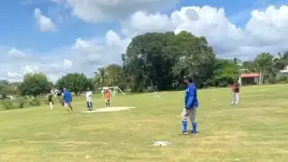 Juegan partido de softbol mixto en el ejido de Chicbul en Campeche