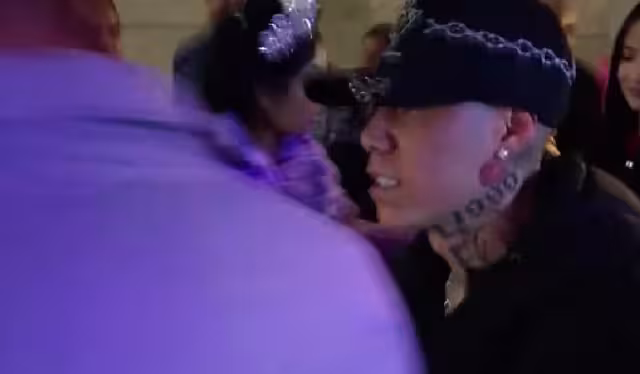 Santa Fe Klan sorprende a quinceañera con aparición especial.