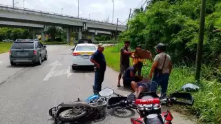 El motociclista quedó lesionado sobre la carretera tras el impacto.