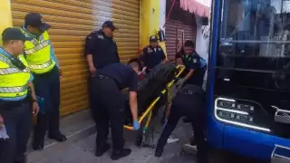 Hombre cae y termina atropellado por un camión de Va y Ven en el Centro de Mérida