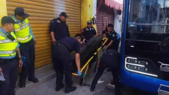Un hombre trastabilla en la acera y cae al paso de un autobús en la calle 61 con 71 del Centro Un hombre trastabilla en la acera y cae al paso de un autobús en la calle 61 con 71 del Centro