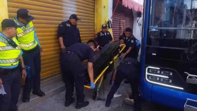 Un hombre trastabilla en la acera y cae al paso de un autobús en la calle 61 con 71 del Centro