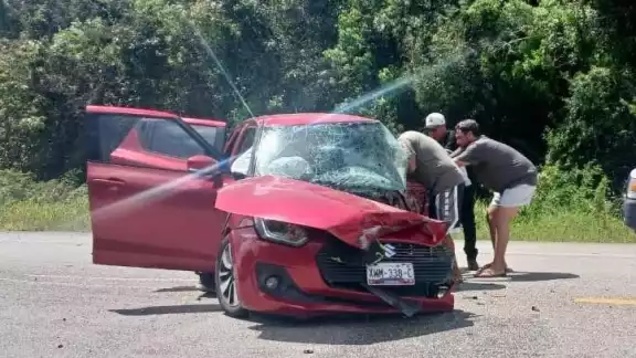 El auto Suzuki, color rojo, quedó destrozado por el fuerte choque que tuvo con el tráiler. El auto Suzuki, color rojo, quedó destrozado por el fuerte choque que tuvo con el tráiler.