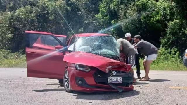 El auto Suzuki, color rojo, quedó destrozado por el fuerte choque que tuvo con el tráiler.