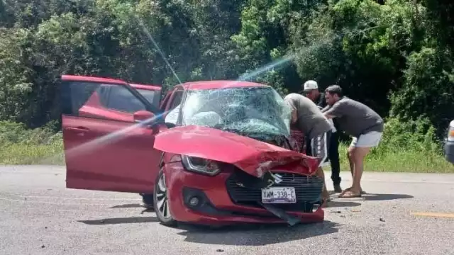 El auto Suzuki, color rojo, quedó destrozado por el fuerte choque que tuvo con el tráiler.