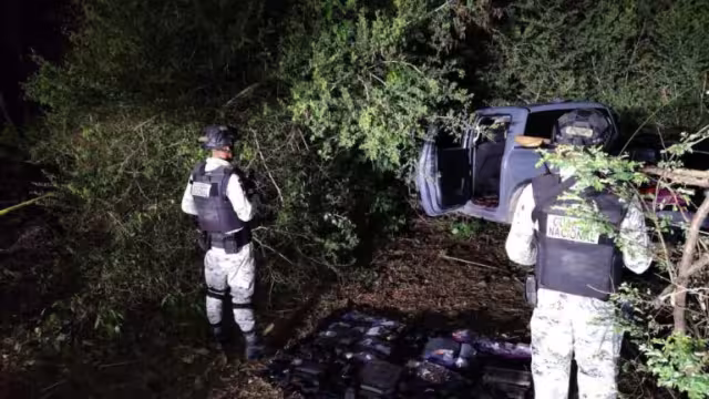 En el vehículo se encontraron granadas, un fusil, cargadores para armas largas, cartuchos y 3 chalecos tácticos