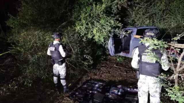 En el vehículo se encontraron granadas, un fusil, cargadores para armas largas, cartuchos y 3 chalecos tácticos