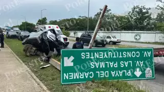 Fuerte accidente en  Playa del Carmen: Camioneta se impacta contra señalamiento y deja tres personas lesionadas