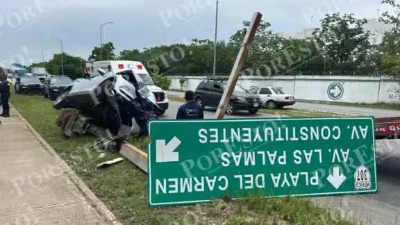 Debido a la fuerza del impacto, el señalamiento fue arrancado de su base de concreto Debido a la fuerza del impacto, el señalamiento fue arrancado de su base de concreto