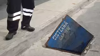 Peligro en gasolinera de Atasta; un menor cayó en registro y su padre lo salvó