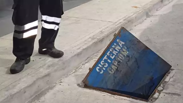 El menor de edad logró ser rescatado por la rápida acción de su padre.