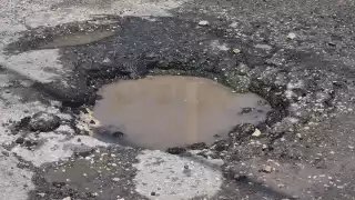 Enorme hoyanco en calles de Champotón provoca accidentes y quejas vecinales