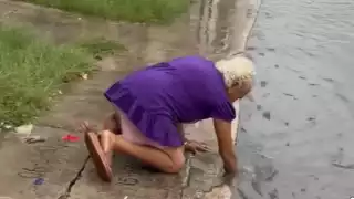 A pesar del riesgo de contraer una infección, la mujer tomó la determinación de limpiar la alcantarilla