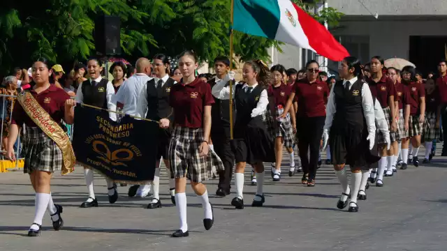 Estudiantes salieron a desfilar en el Centro de Progreso