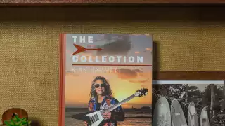 Este libro presenta la colección de guitarras y algunos momentos destacados de la trayectoria de Kirk Hammett.
