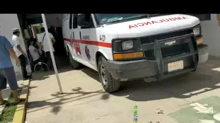 Hospitalizan a un hombre luego de accidentarse en su motocicleta en José María Morelos