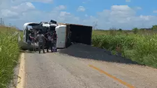 Un camión de volteo cargado con asfalto volcó en la carretera federal 261 Hopelchén-Campeche, paralizando el tráfico por más de cinco horas.
