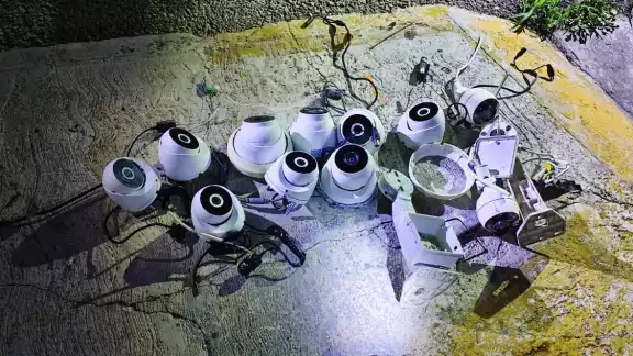 Las cámaras se encontraban en lugares públicos, como postes de alumbrado y semáforos Las cámaras se encontraban en lugares públicos, como postes de alumbrado y semáforos