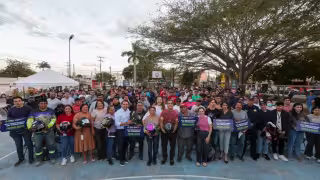 Ayuntamiento de Mérida entrega 175 cascos certificados a repartidores y autoempleados