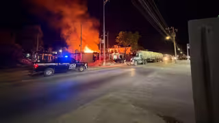 Incendio en una vivienda moviliza a cuerpos de emergencia en Tulum
