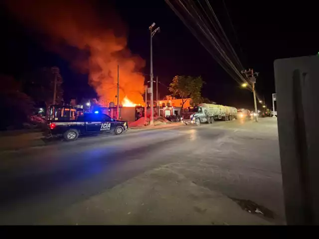 Elementos de Protección Civil y Bomberos arribaron al sitio en pocos minutos, logrando controlar el fuego