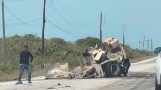 Aparece tractor completamente destruido en carretera.