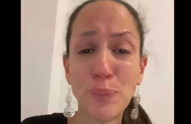 La mujer señaló que las influencias de su expareja han dificultado su salida del país