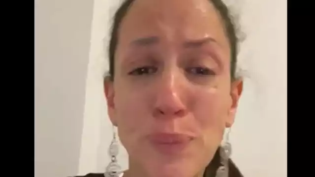 La mujer señaló que las influencias de su expareja han dificultado su salida del país