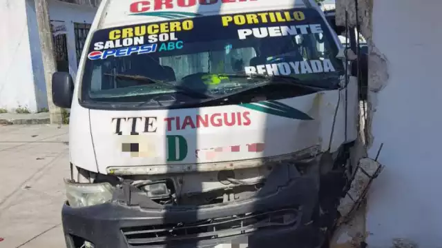 Paramédicos del servicio de emergencia arribaron al lugar para atender a los conductores de ambos transportes