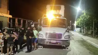 La grúa fue retenida por los pobladores para exigir el pago de los daños.