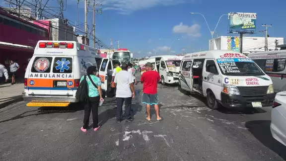 Ambulancias arribaron al lugar para atender a los lesionados Ambulancias arribaron al lugar para atender a los lesionados